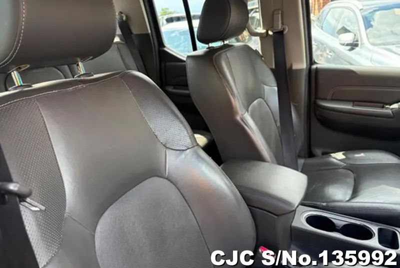 Nissan Navara in Beige for Sale Image 8