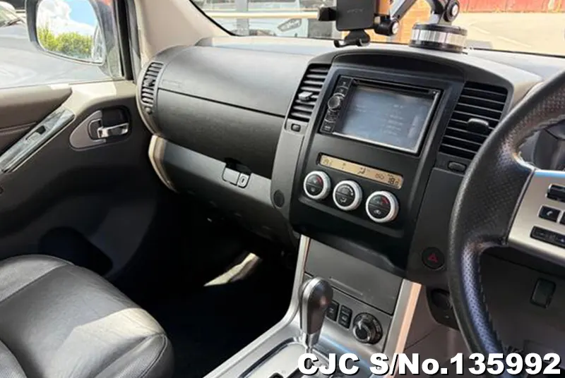 Nissan Navara in Beige for Sale Image 15