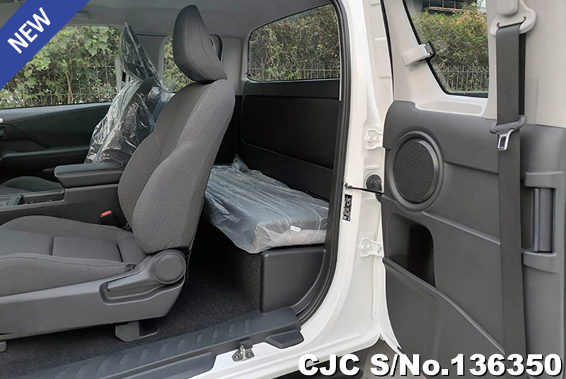 Toyota Hilux in Super White Ⅱ for Sale Image 16