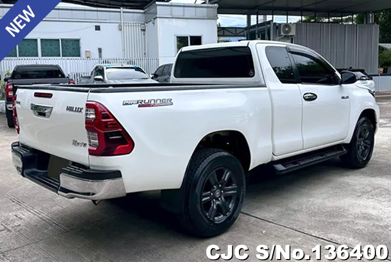 Toyota Hilux in White for Sale Image 2