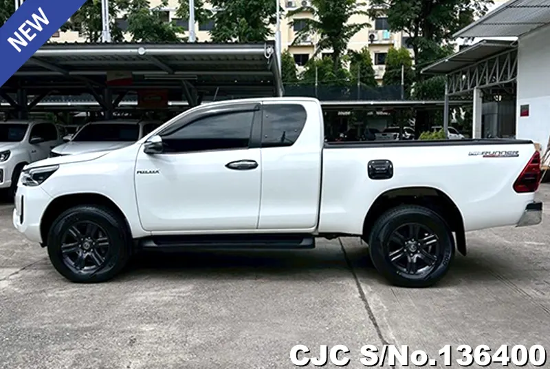 Toyota Hilux in White for Sale Image 6