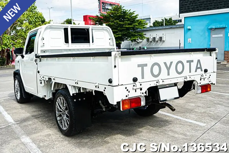 Toyota Hilux in White for Sale Image 1