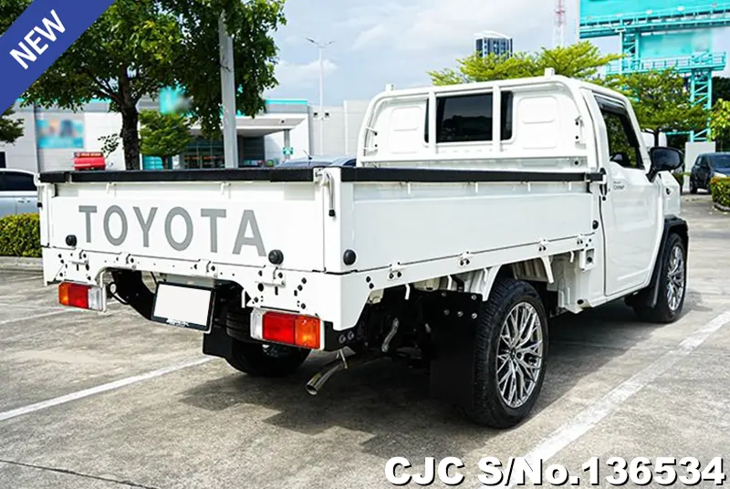 Toyota Hilux in White for Sale Image 2
