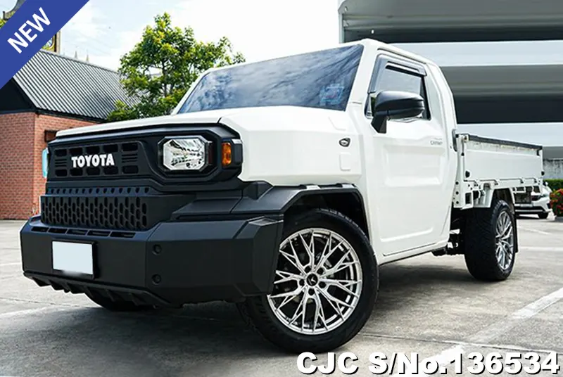 Toyota Hilux in White for Sale Image 3