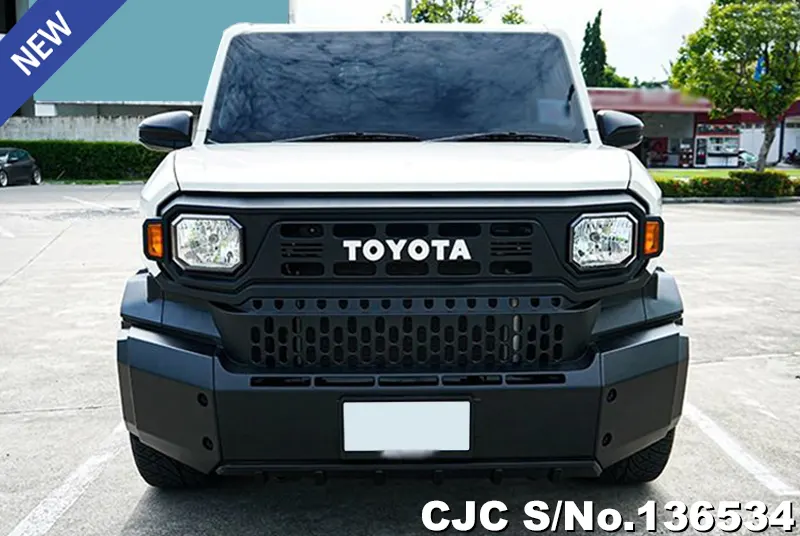 Toyota Hilux in White for Sale Image 4