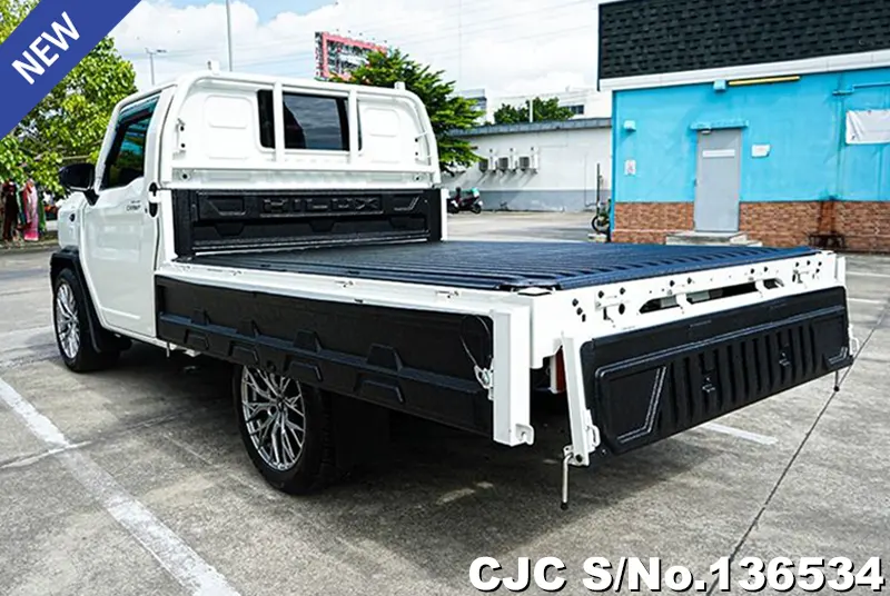Toyota Hilux in White for Sale Image 8
