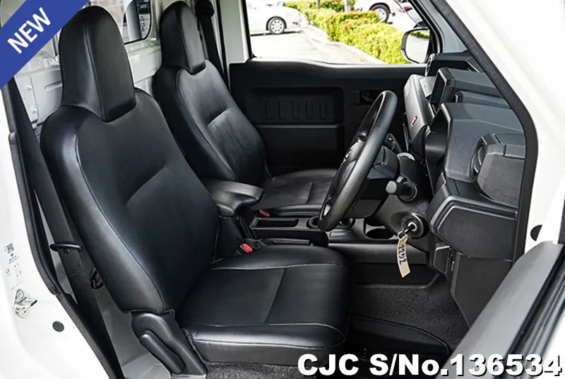 Toyota Hilux in White for Sale Image 10