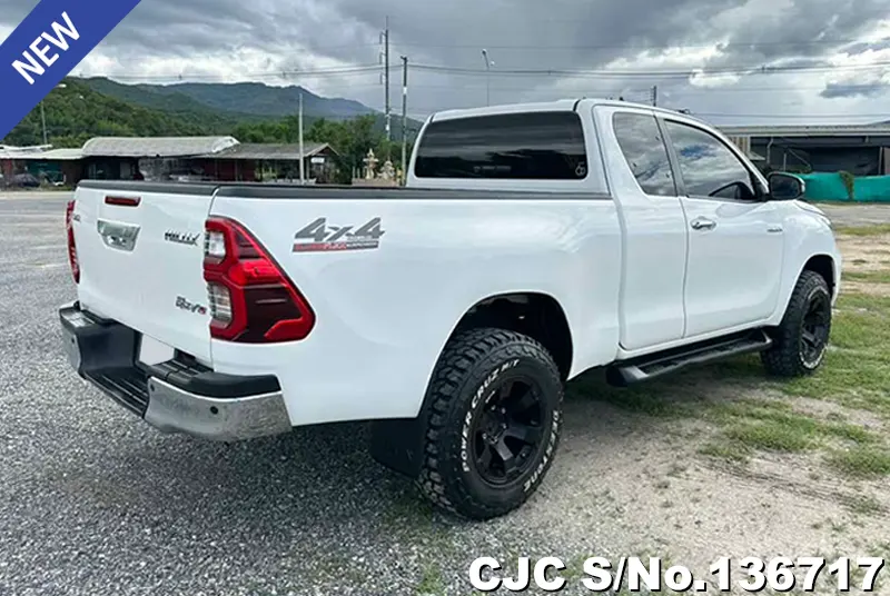 Toyota Hilux in White for Sale Image 2
