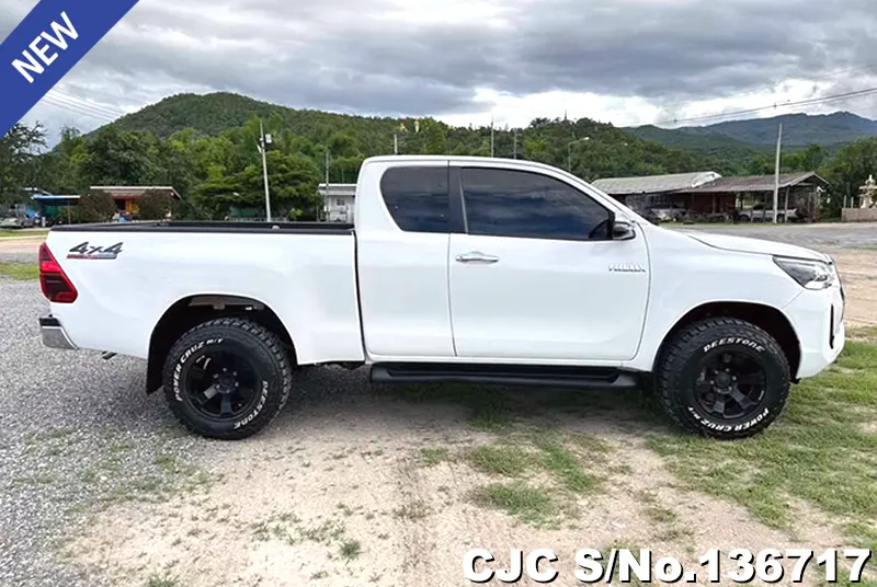 Toyota Hilux in White for Sale Image 6