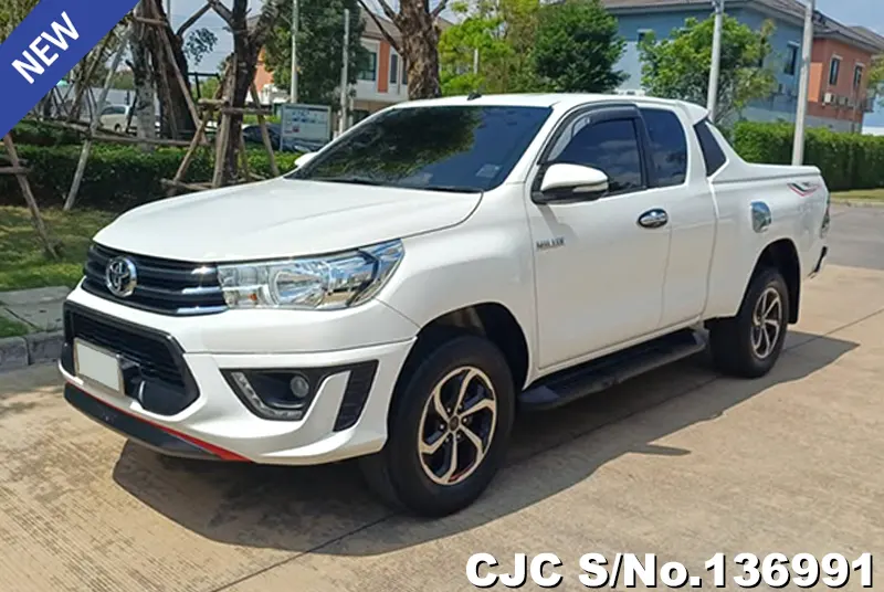 Toyota Hilux in White for Sale Image 3