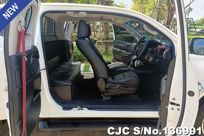 Toyota Hilux in White for Sale Image 11