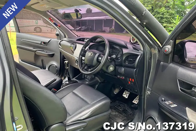 Toyota Hilux in Gray for Sale Image 8