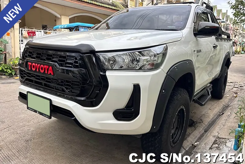 Toyota Hilux in White for Sale Image 2