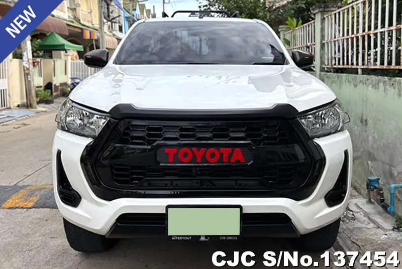 Toyota Hilux in White for Sale Image 3