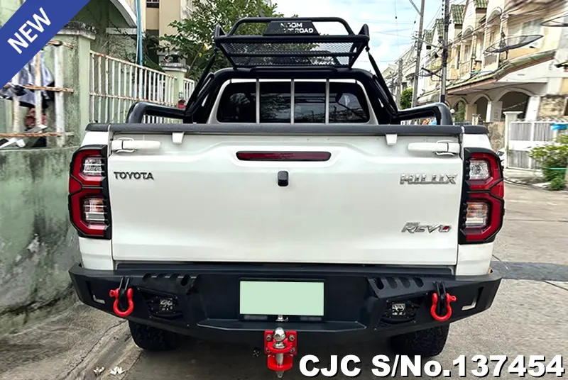 Toyota Hilux in White for Sale Image 4