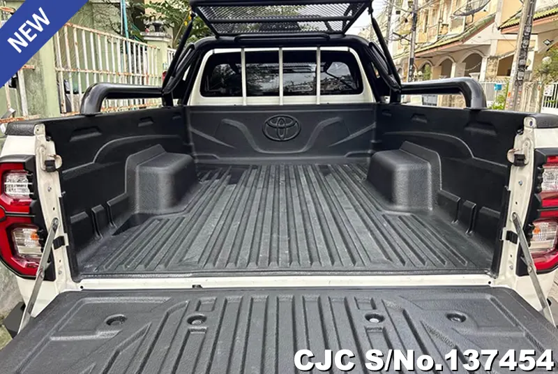 Toyota Hilux in White for Sale Image 7