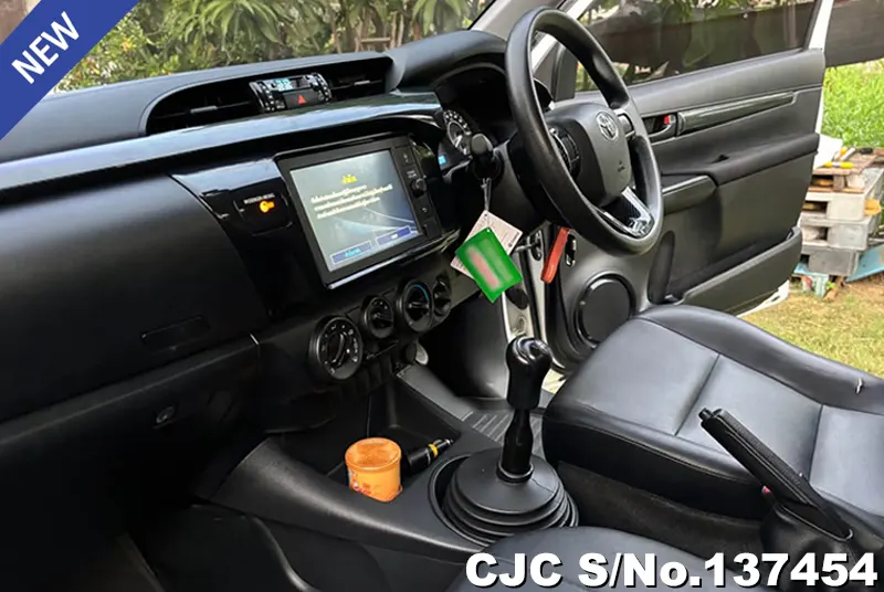Toyota Hilux in White for Sale Image 9