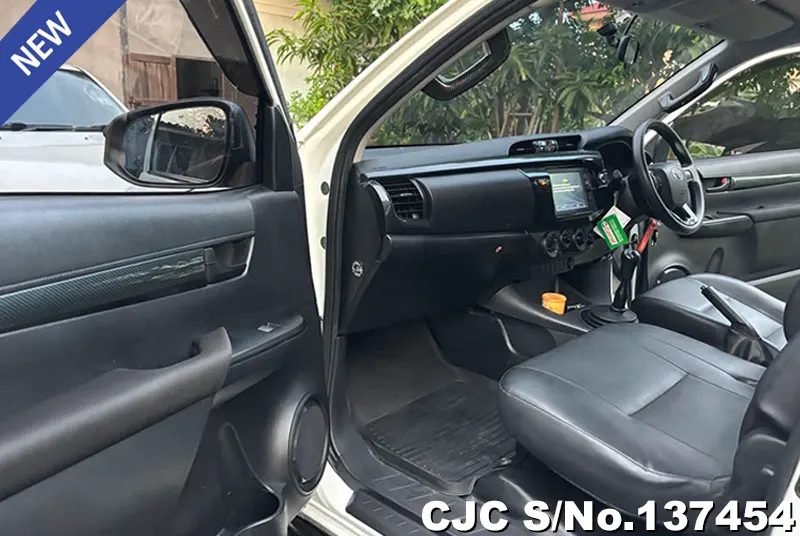 Toyota Hilux in White for Sale Image 10