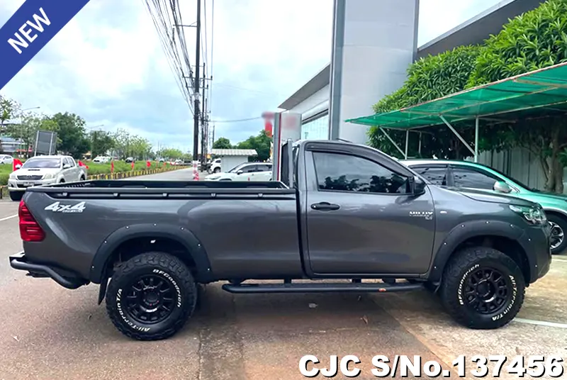 Toyota Hilux in Gray for Sale Image 5