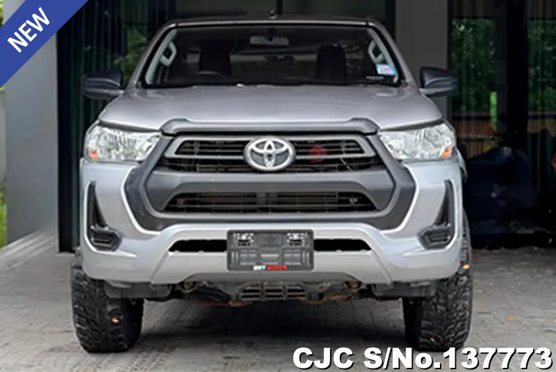 Toyota Hilux in Silver for Sale Image 2