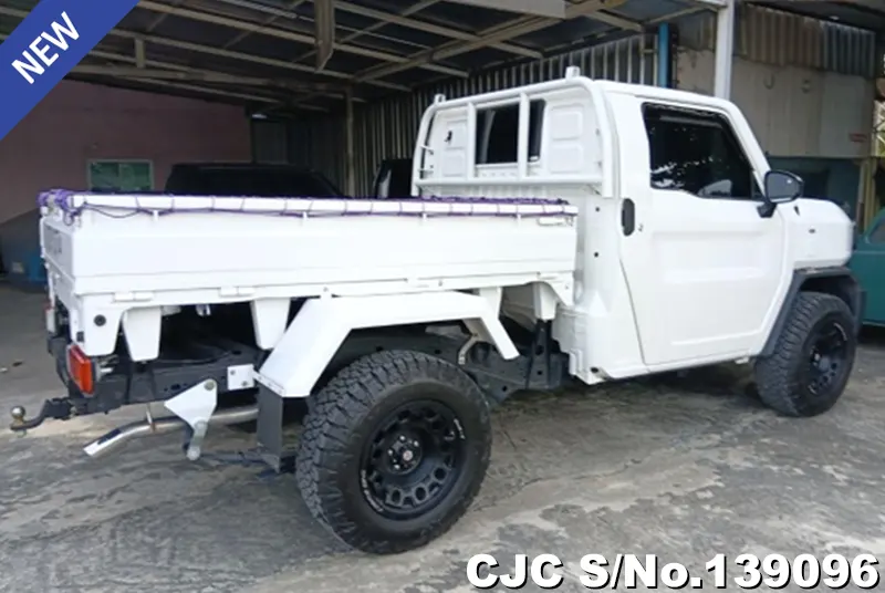 Toyota Hilux in White for Sale Image 2